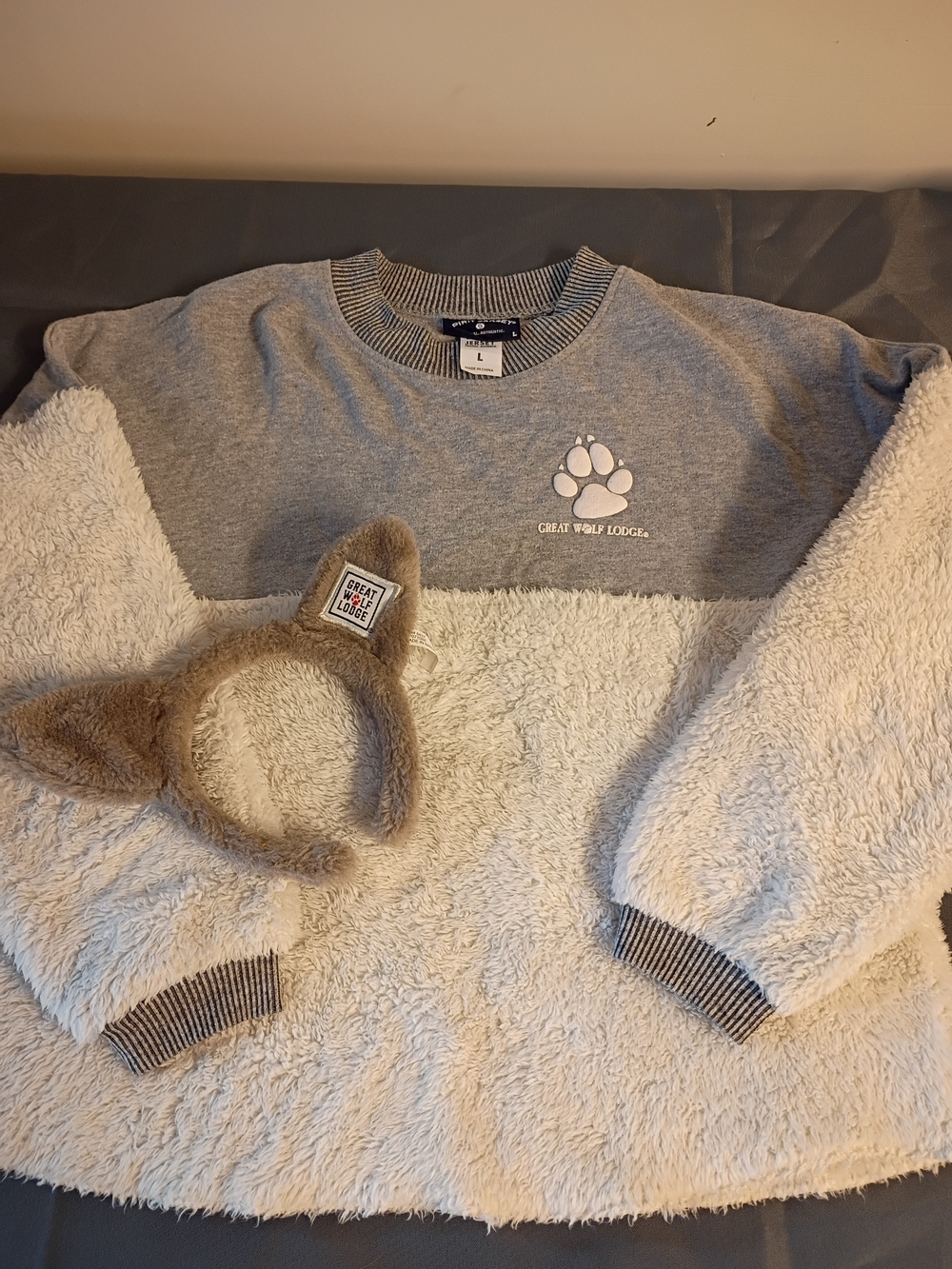 Great Wolf Lodge Kids Grey And White Sweater With Wolf Ears Included